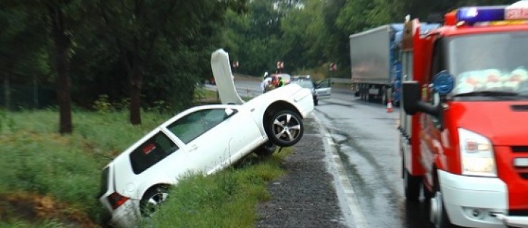 Auto w rowie. Jedna osoba w szpitalu [WIDEO] - Zdjęcie główne