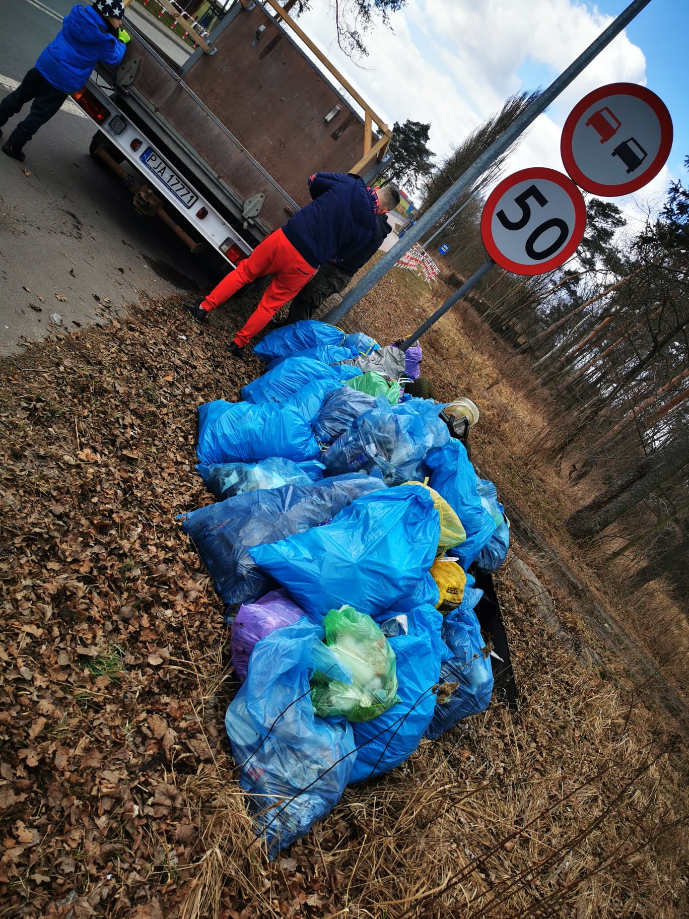 Stowarzyszenie RoweLOVE Jarocin w sobotni poranek zaprosiło swoich członków i sympatyków na wiosenne porządki przy ścieżkach rowerowych