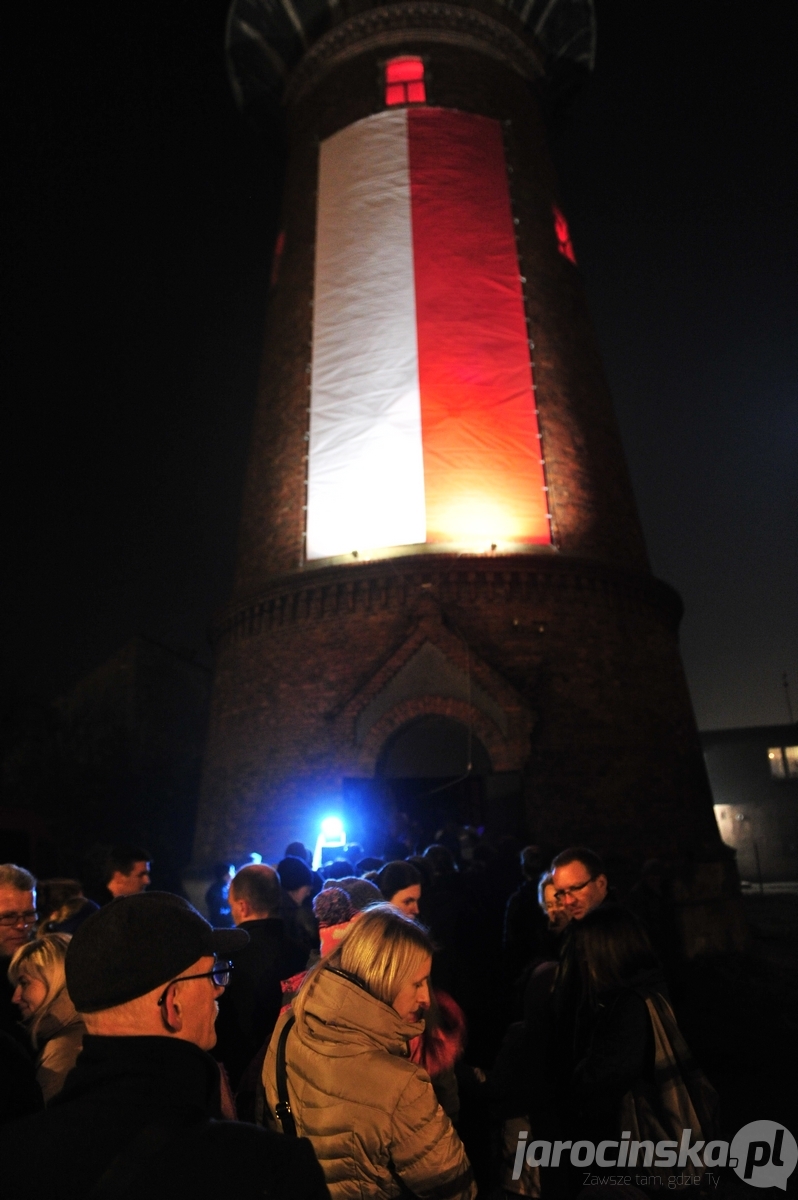 Jarocin. Wieża ciśnień w barwach narodowych - Zdjęcie główne