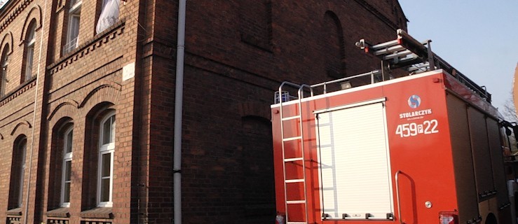 Pogotowie ratunkowe i straż pożarna w budynku parafialnym    - Zdjęcie główne