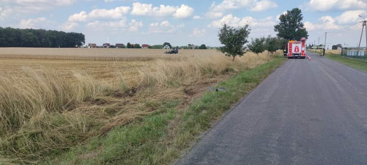 Auto osobowe dachowało w zbożu w Dąbrowie 