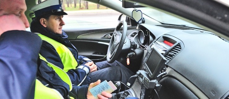 Policja odebrała mu prawo jazdy. Zdecydował jeden kilometr...  - Zdjęcie główne