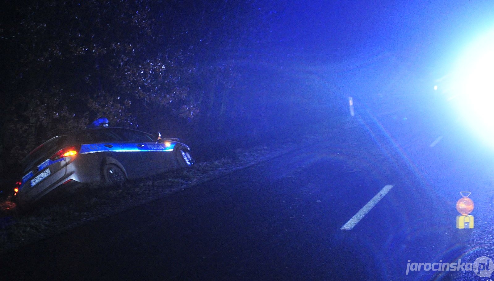 Jarocin. Policyjny radiowóz wpadł do rowu na drodze wojewódzkiej  - Zdjęcie główne