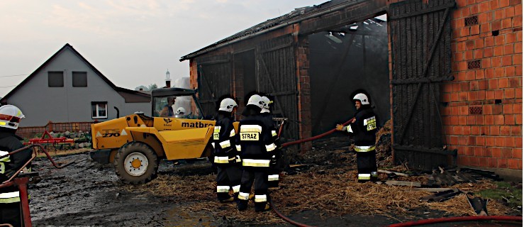  Płomienie zajęły cały dach stodoły. 9 zastępów straży w akcji [ZDJĘCIA, WIDEO] - Zdjęcie główne