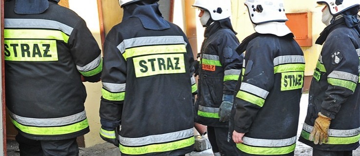 Trzy zastępy straży gaszą pożar budynku gospodarczego - Zdjęcie główne