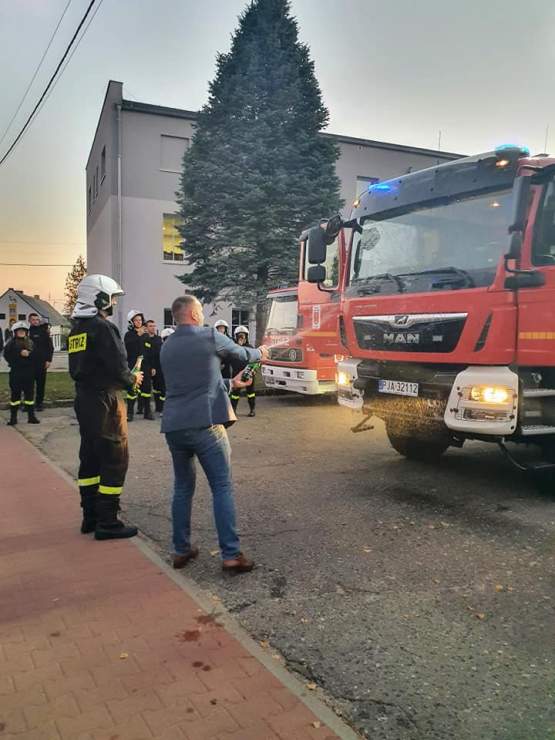 Burmistrz szampanem witał strażackiego Mana OSP Żerków [ZDJĘCIA, WIDEO] - Zdjęcie główne