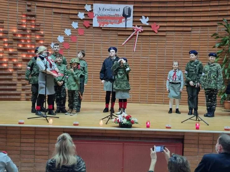 90 wokalistów zaśpiewało patriotycznie w Żerkowie [ZDJĘCIA, WIDEO] - Zdjęcie główne