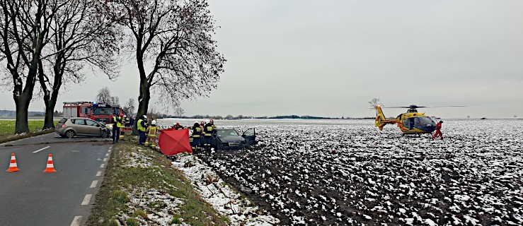 Śmiertelne zderzenie dwóch aut na drodze Żerków-Chrzan. Wezwano LPR [ZDJĘCIA]    - Zdjęcie główne