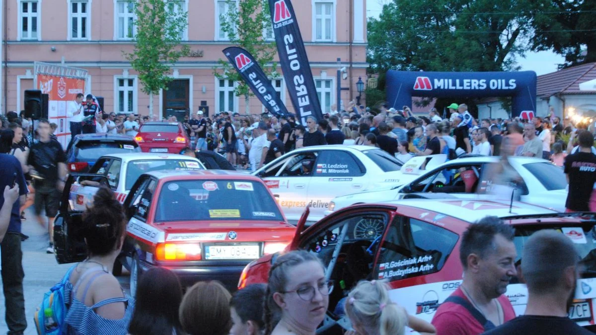 Drugi Rally and Race Rajd Jarociński. Huczne otwarcie na jarocińskim rynku [ZDJĘCIA] - Zdjęcie główne