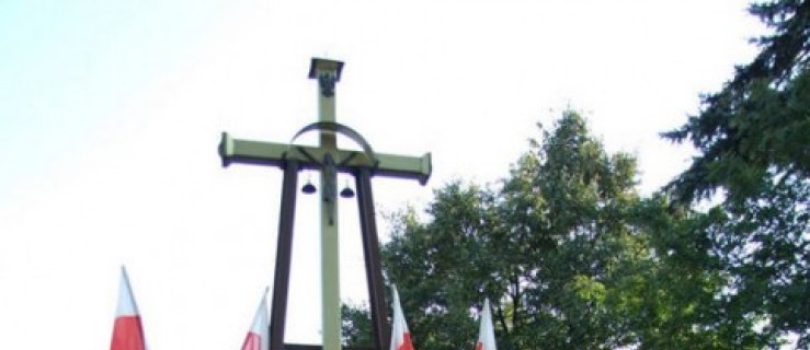 Upamiętnią tragedię smoleńską w 10. rocznicę odsłonięcia krzyża - Zdjęcie główne