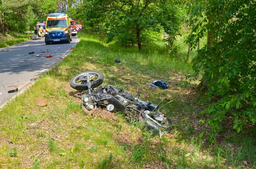 Zderzenie dwóch motocyklistów na drodze z Komorza do Śmiełowa [ZDJĘCIA] - Zdjęcie główne