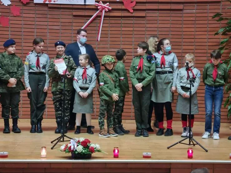 90 wokalistów wystąpiło na scenie Szkoły Podstawowej w Żerkowie podczas V Festiwalu Pieśni i Piosenki Patriotycznej.