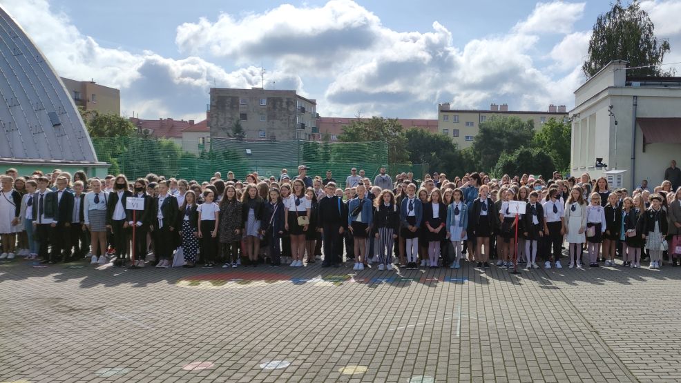 Rozpoczęcie roku szkolnego. Uczniowie SP 4 Jarocin