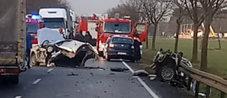 Wypadek na drodze krajowej. Jedna osoba zakleszczona w aucie    - Zdjęcie główne