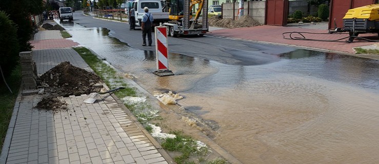 Woda leje się ulicą, w kranach będzie sucho przez cztery godziny - Zdjęcie główne