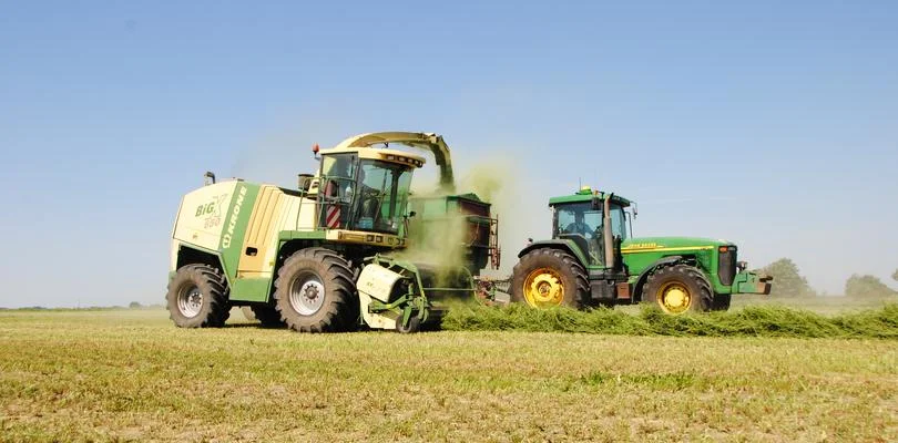 [WR] Zbiór 90 ha lucerny. Krone, Versatile, John Deere, Zetor i Volvo w akcji [VIDEO] - Zdjęcie główne