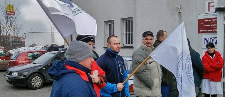 Protest pod szpitalem. Są flagi i żądania - Zdjęcie główne