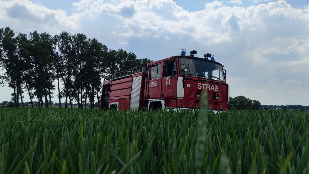 Pożar trawy i plama oleju na drodze [GALERIA]