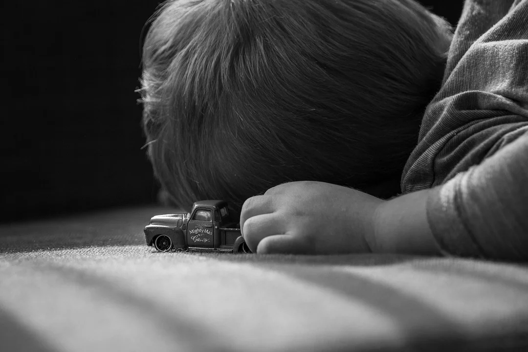 Mały chłopiec płakał w nocy w samochodzie. Jego ojciec bawił się w tym czasie na dyskotece! - Zdjęcie główne