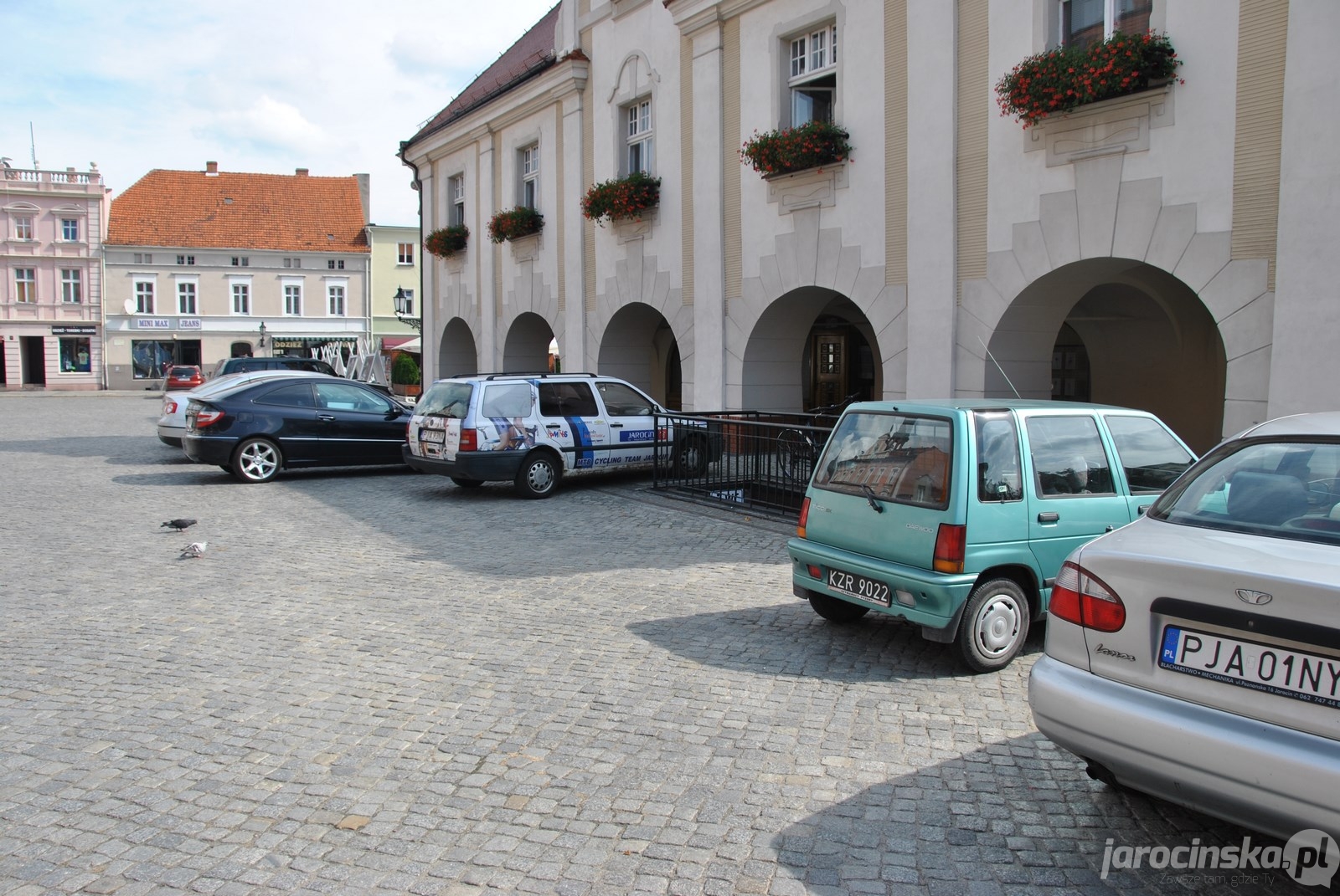 Samochody na jarocińskim rynku - chaos - Zdjęcie główne