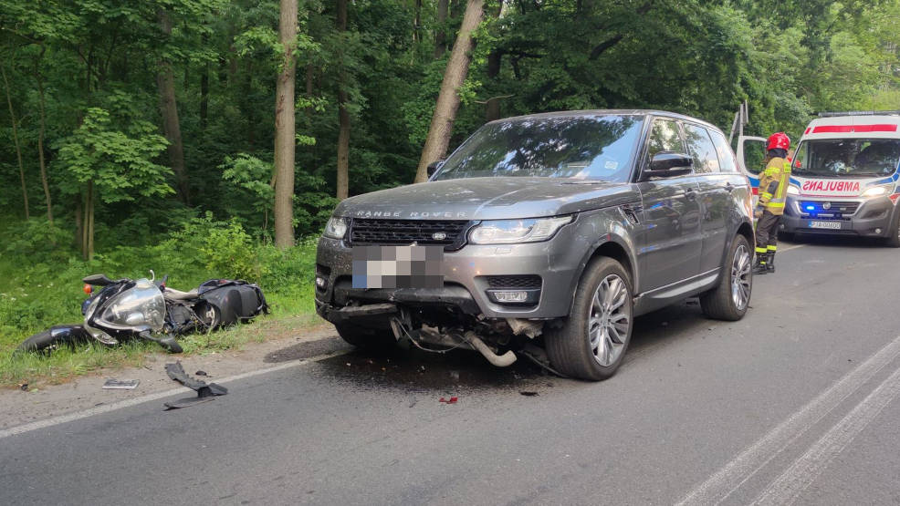 Jarocin. Motocyklista zderzył się z dwoma autami. Trafił do szpitala [ZDJĘCIA,AKTUALIZACJA] - Zdjęcie główne