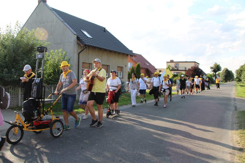 Pielgrzymi z Gniezna weszli wczoraj do parafii w Pogorzelicy 