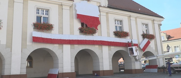 Ubrali ratusz w narodowe barwy - Zdjęcie główne