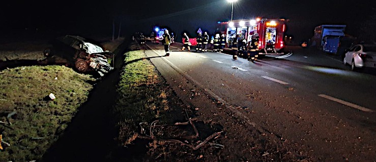  Auto uderzyło w betonowy przepust. Pasażer wypadł z pojazdu. Nie żyje  - Zdjęcie główne