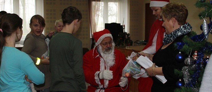 Przebrany za Mikołaja burmistrz rozdawał prezenty dzieciom - Zdjęcie główne