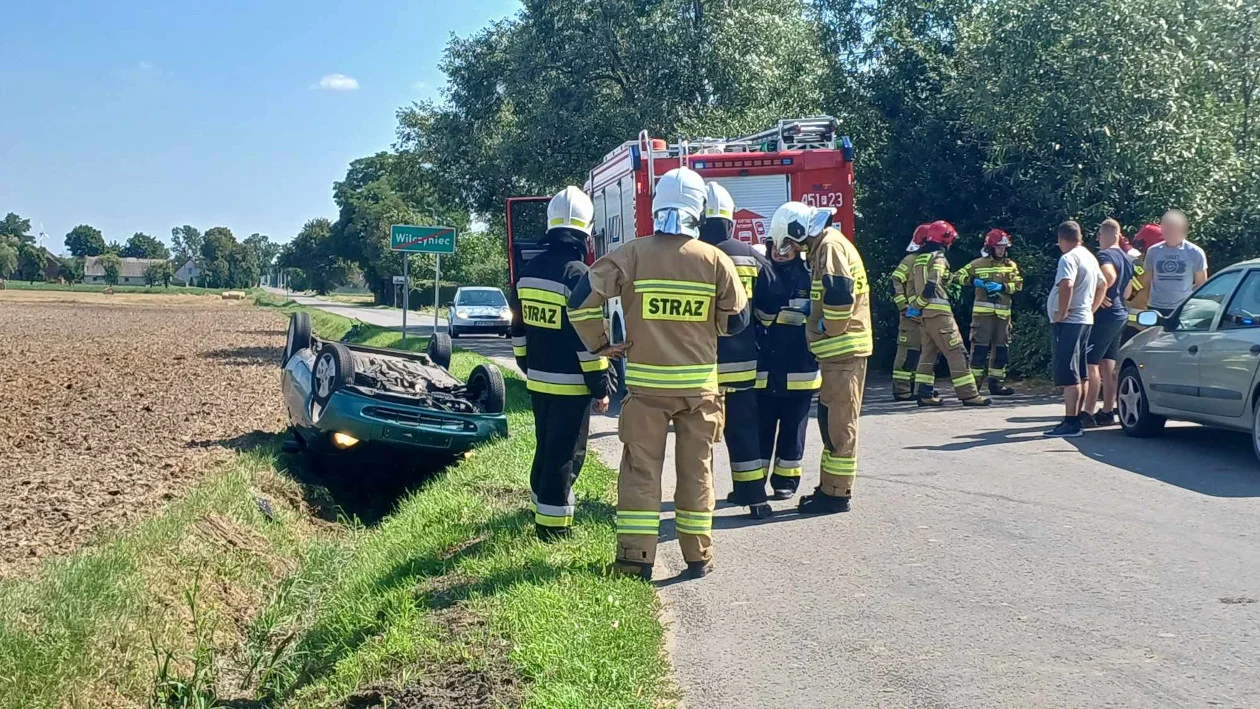 Auto dachowało i wpadło do rowu w Wilczyńcu. Kierowca był pod wpływem [AKTUALIZACJA] - Zdjęcie główne