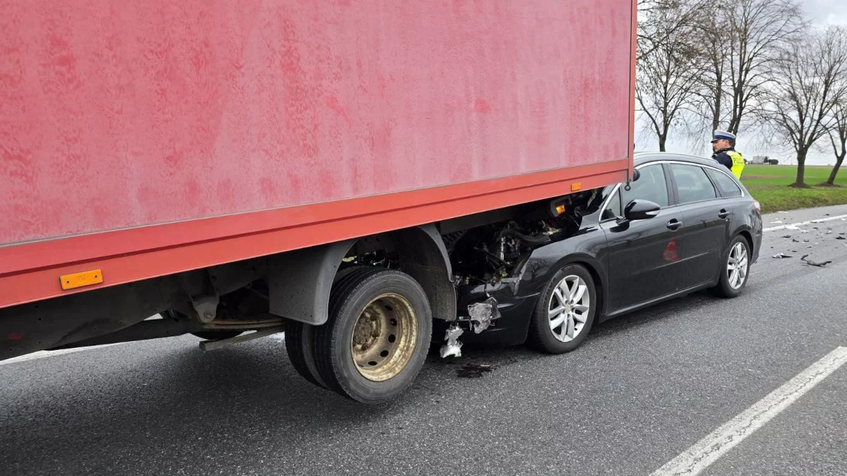 Zderzenie dwóch pojazdów na DK 11. Występują utrudnienia w ruchu