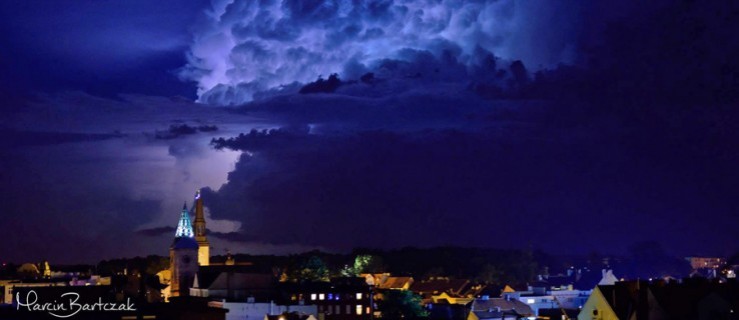 Piorun za piorunem rozdzierają nocne niebo [FOTO, WIDEO]   - Zdjęcie główne