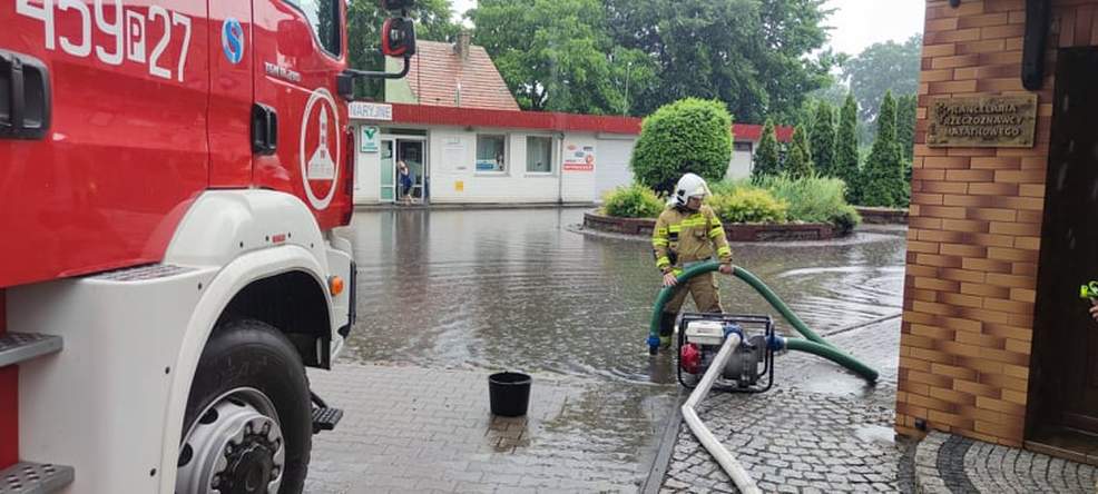 Burza w Jarocinie. Zalane drogi i ulice. Pierwsze interwencje straży pożarnej [ZDJĘCIA, WIDEO] - Zdjęcie główne