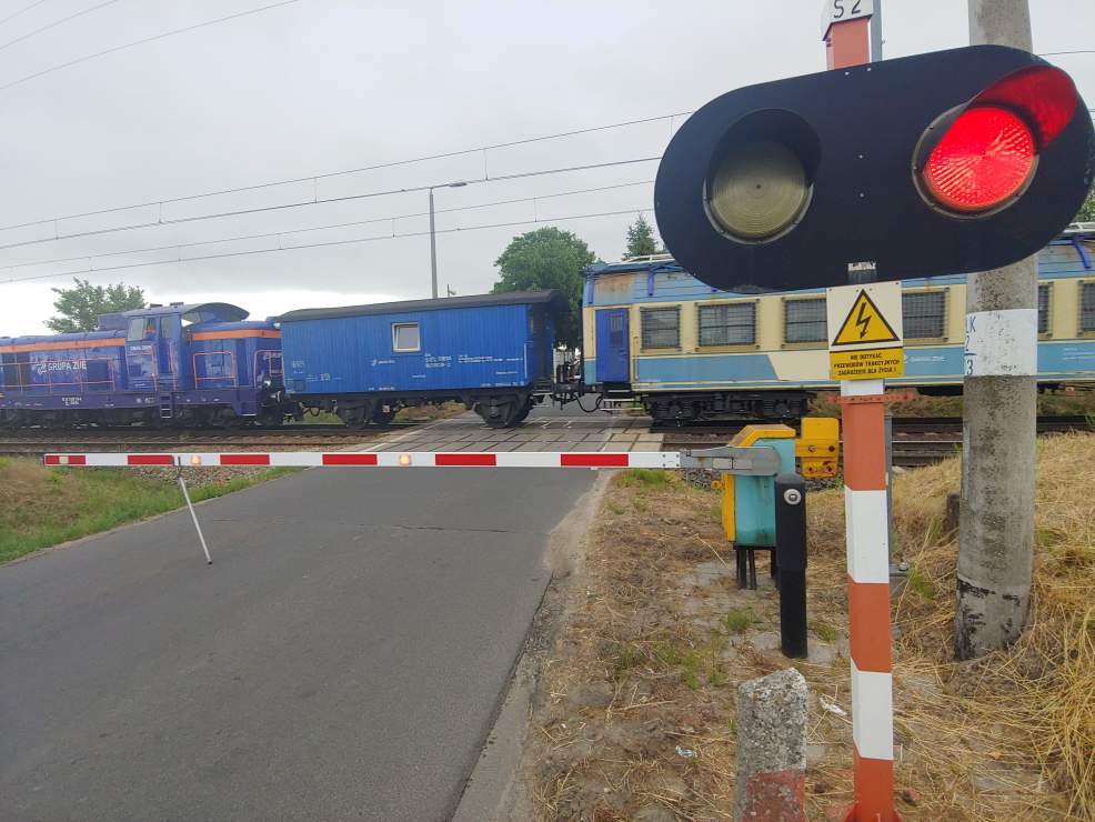 Centymetry od śmierci na przejeździe kolejowym w Mieszkowie   