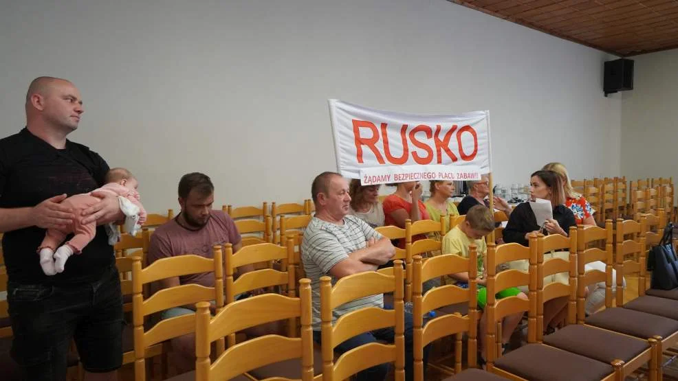  Z transparentem na sesji domagali się budowy placu zabaw w Rusku [ZDJĘCIA, WIDEO] - Zdjęcie główne
