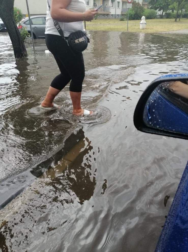 Burza w Jarocinie. Zalane drogi i ulice. 