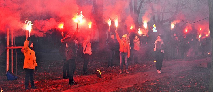 Rozbłysnęło sto biało-czerwonych rac dla generała i Niepodległej [WIDEO, ZDJĘCIA] - Zdjęcie główne