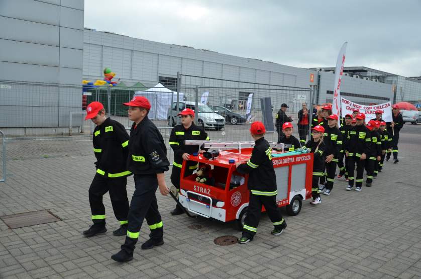 Miniaturowa replika strażackiego mercedesa zrobiła furorę na Ogólnopolskim Zlocie Czerwonych Samochodów [ZDJĘCIA] - Zdjęcie główne