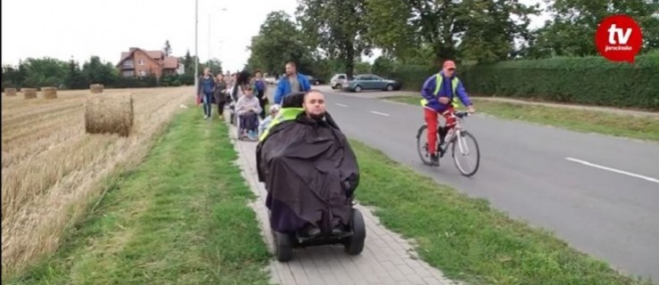 Nie chcieli go zabrać na pielgrzymkę, więc pojechał sam - Zdjęcie główne