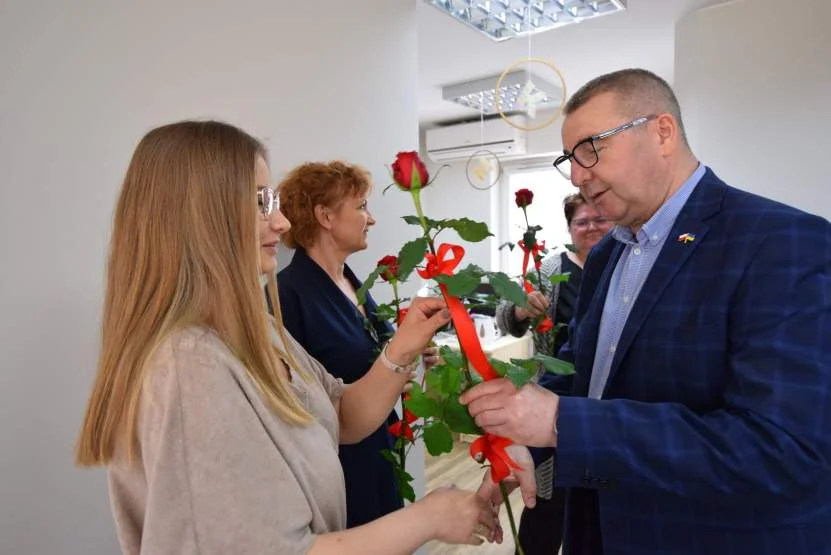 Kwiaty dla pań bibliotekarek od burmistrza Jaraczewa [ZDJĘCIA]  - Zdjęcie główne