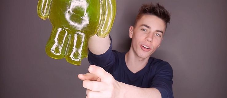 Jarociński youtuber na topie. Nie uwierzycie dlaczego. Postanowił zjeść kilogramowego żelka…  - Zdjęcie główne