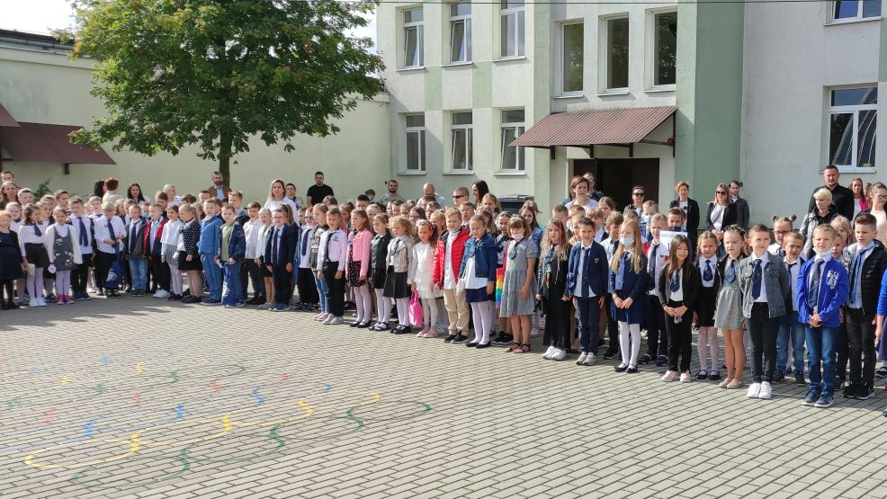 Rozpoczęcie roku szkolnego. Uczniowie SP 4 Jarocin