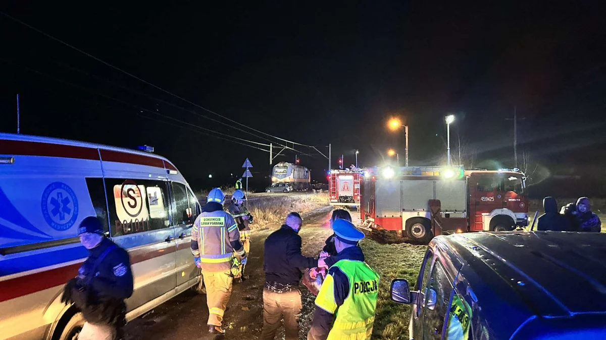 Zderzenie volkswagena z pociągiem towarowym na przejeździe kolejowym w Witaszycach [ZDJĘCIA, WIDEO] - Zdjęcie główne