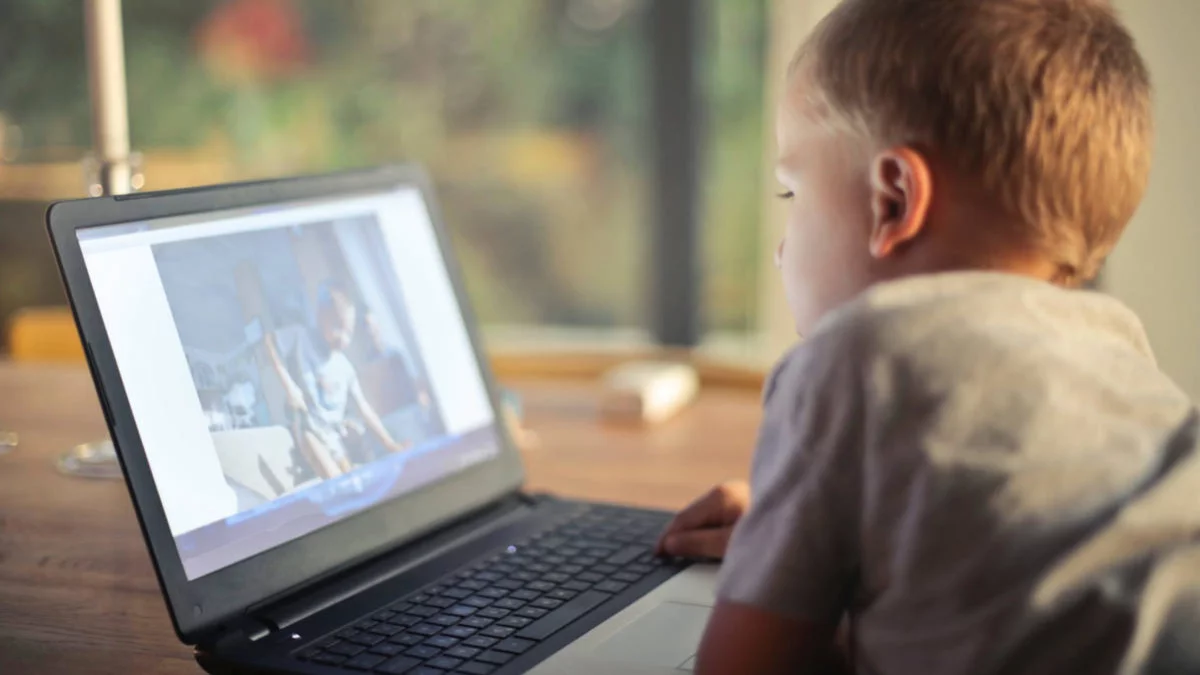 Policja ostrzega: „Niebezpieczne wyzwania wśród dzieci i młodzieży”. Co powinni wiedzieć rodzice? [SONDA]