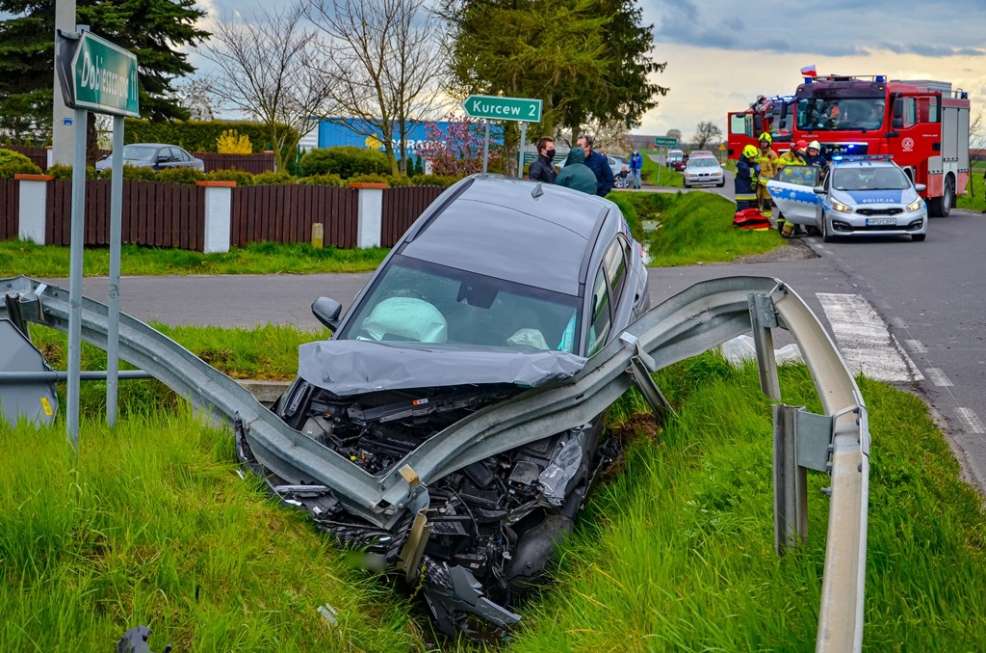 Zderzenie dwóch pojazdów. Hyundai staranował barierki. Mercedes zatrzymał się na polu [ZDJĘCIA]  - Zdjęcie główne