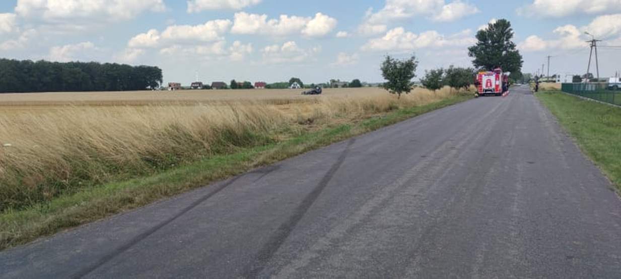 Auto osobowe dachowało w zbożu w Dąbrowie 