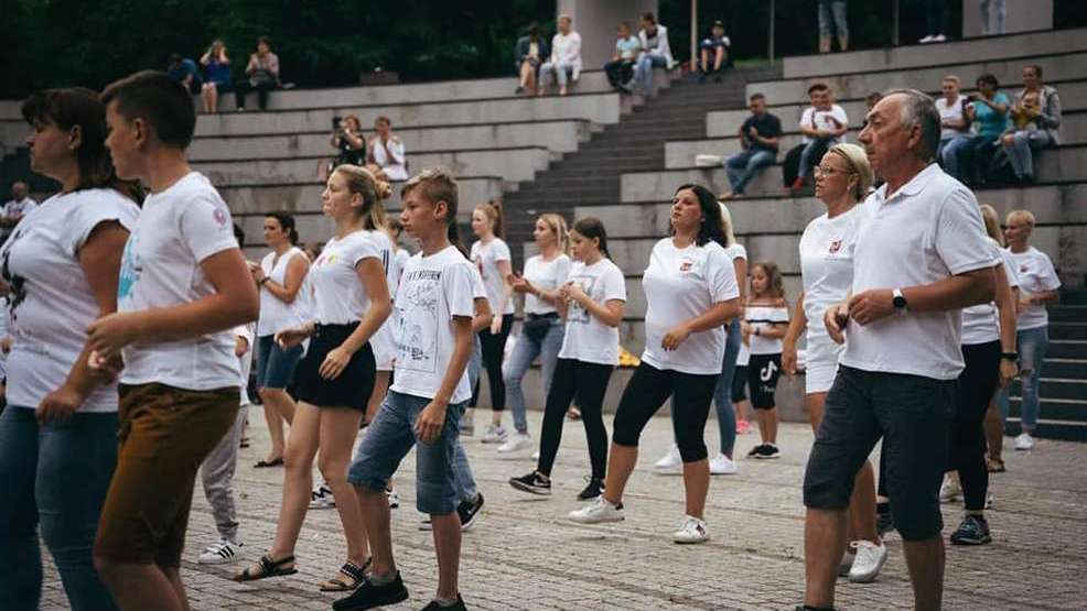 Żerków. Tańczyli i zbierali na leczenie chorej Karoliny Fajfer