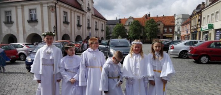 Za obecnego proboszcza nie było jeszcze tak małej grupy u I Komunii Świętej [WIĘCEJ ZDJĘĆ, WIDEO] - Zdjęcie główne