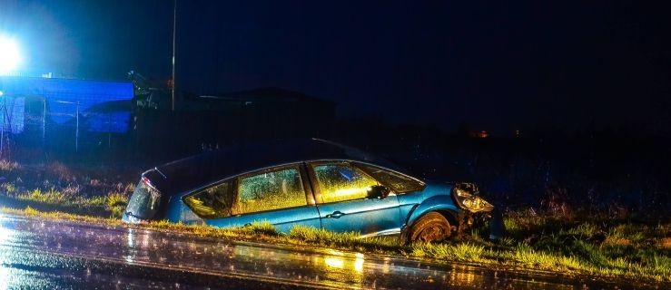 Auto w rowie. Jedna osoba poszkodowana - Zdjęcie główne