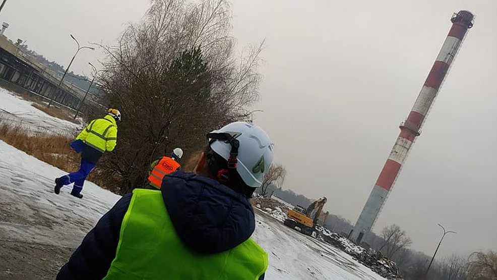 Ogromny komin ciepłowniczy na terenie byłej fabryki mebli czeka na wyburzenie [VIDEO + ZDJĘCIA] - Zdjęcie główne